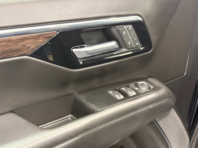Used 2025 Chevrolet Suburban Z71 AWD/4WD image 18