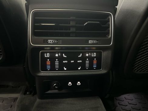 Used 2022 Audi SQ8 Prestige AWD/4WD image 25