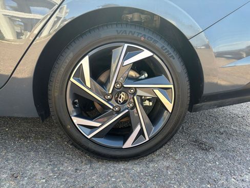 Used 2025 Hyundai Elantra Limited image 32