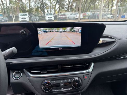 Used 2025 Buick Envista Preferred image 17