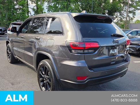 Used 2017 Jeep Grand Cherokee Altitude AWD/4WD image 4