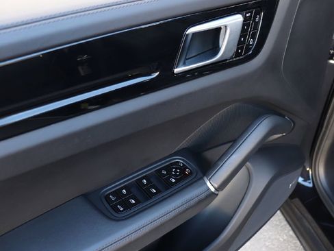 Used 2019 Porsche Cayenne S image 38