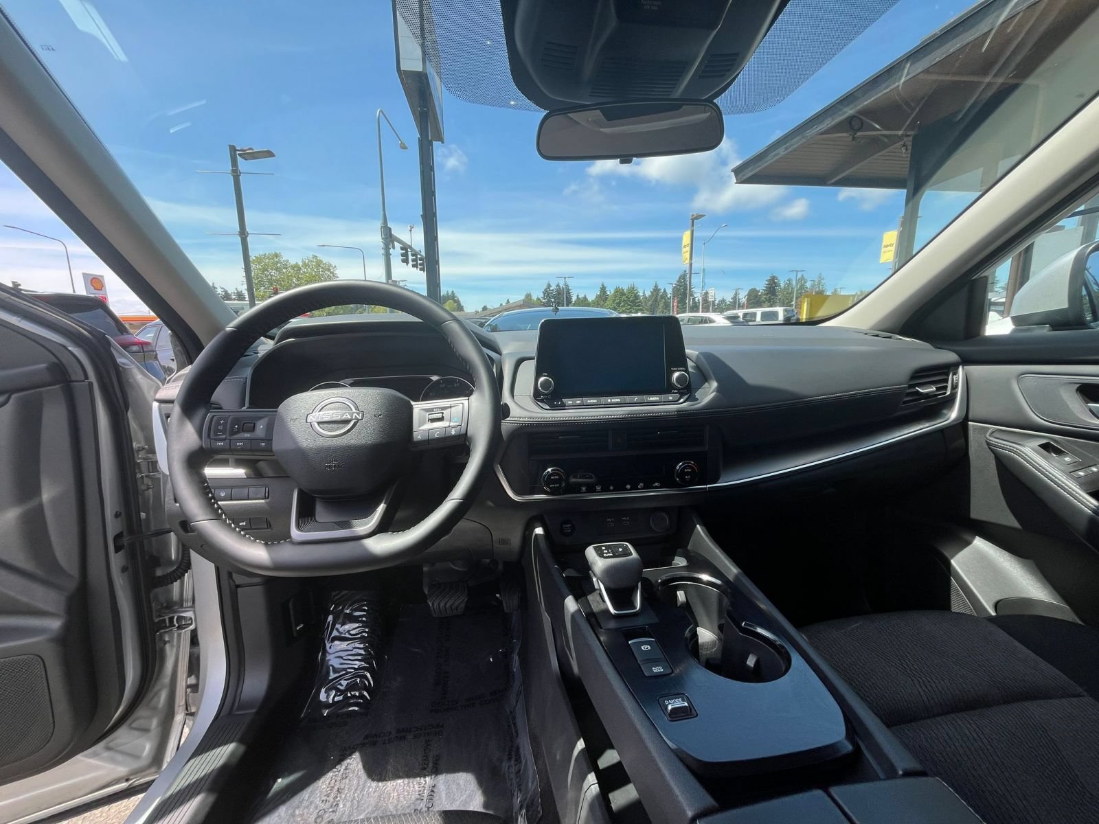 Used 2025 Nissan Rogue SV FWD image 34