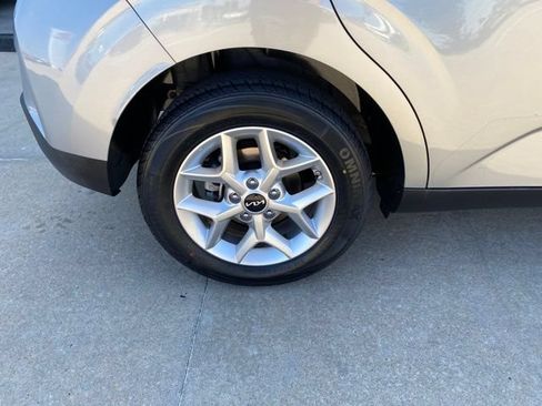 Used 2025 Kia Soul LX w/ LX Technology Package FWD image 17