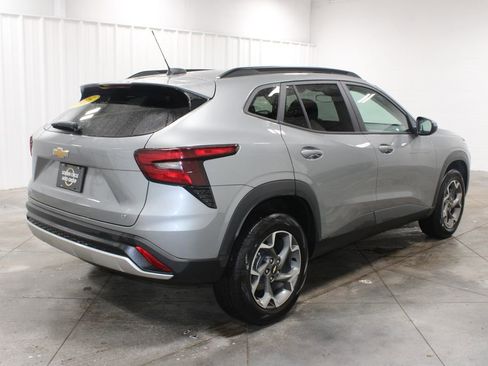 Used 2025 Chevrolet Trax LT w/ LT Convenience Package image 9