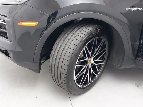 Certified 2024 Porsche Cayenne Coupe AWD/4WD image 35