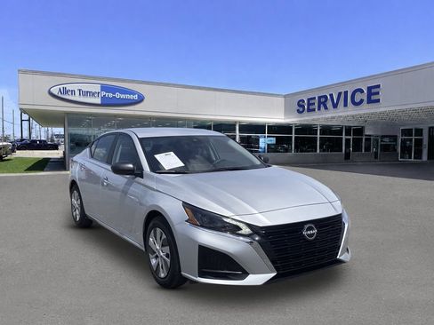 Used 2025 Nissan Altima 2.5 S FWD image 2