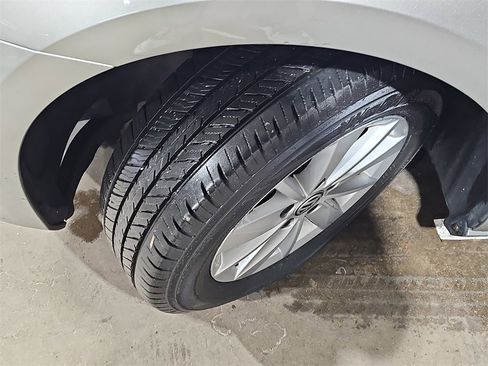 Used 2015 Volkswagen Golf S image 32