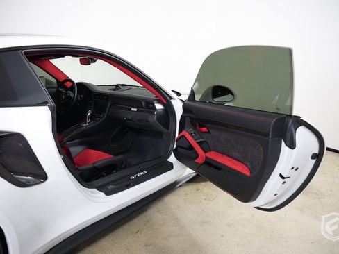 Used 2018 Porsche 911 GT2 RS RWD image 18
