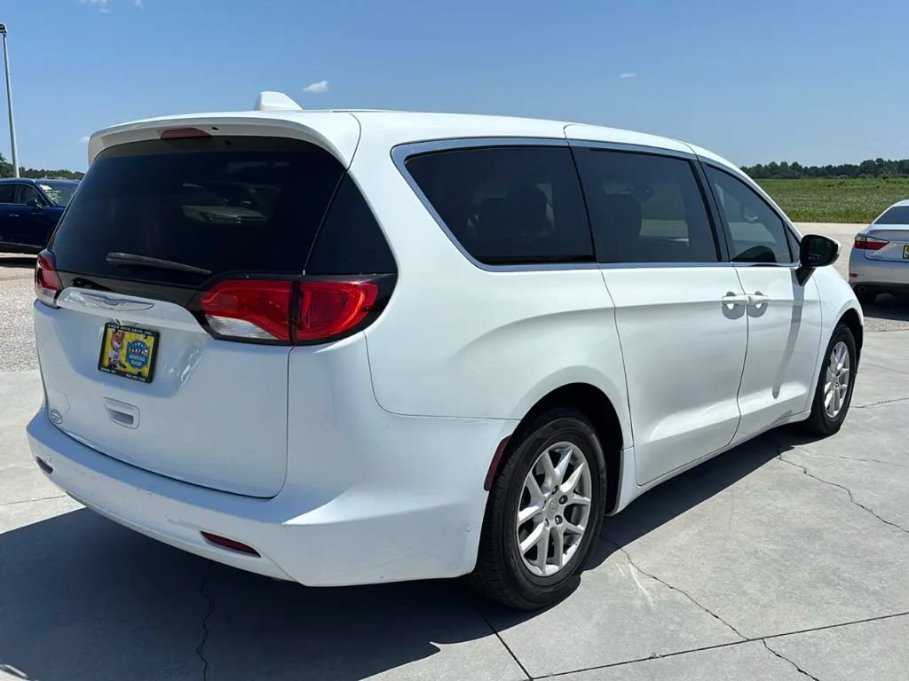 Used 2017 Chrysler Pacifica LX FWD image 4