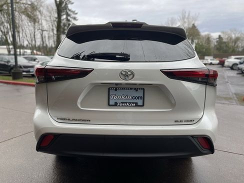 Used 2024 Toyota Highlander AWD image 5