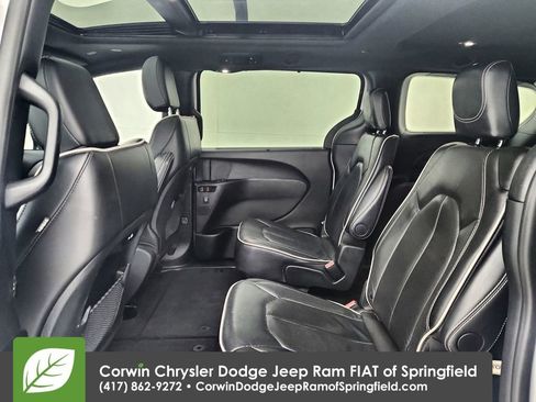 Used 2025 Chrysler Pacifica Limited FWD image 32