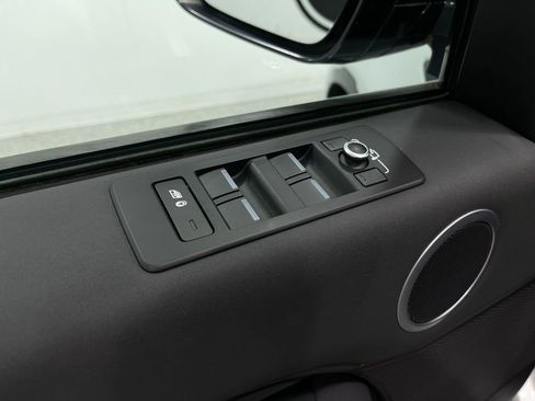 Used 2018 Land Rover Discovery SE image 17