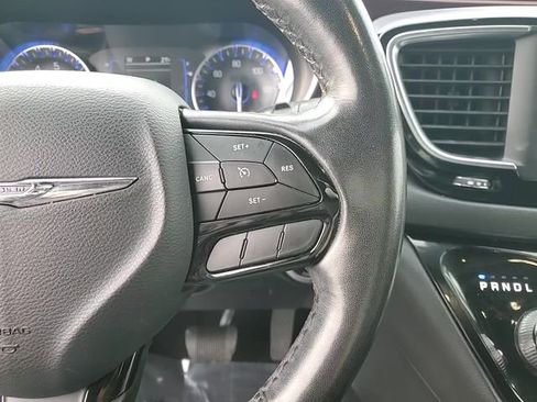 Used 2019 Chrysler Pacifica Touring-L image 17