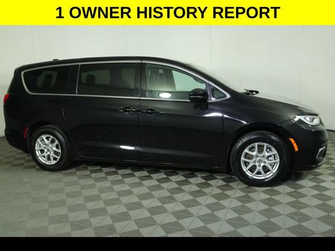 Used 2025 Chrysler Pacifica Select FWD image 2