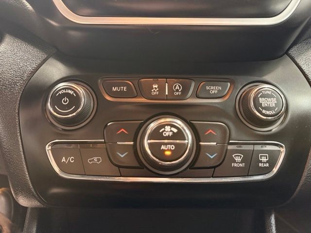 Used 2019 Jeep Cherokee Latitude Plus w/ Comfort/Convenience Group AWD/4WD image 15