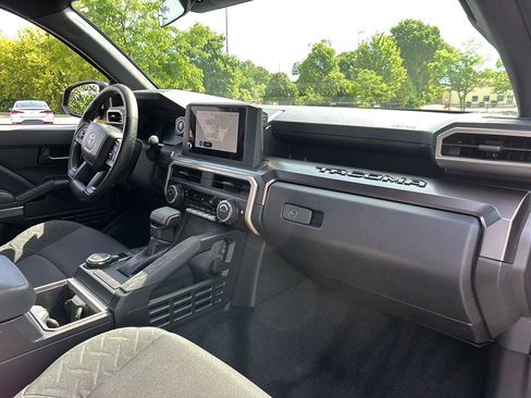 Used 2025 Toyota Tacoma SR5 AWD/4WD image 17