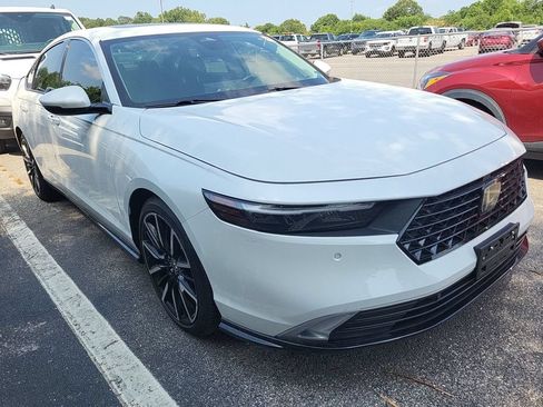 Used 2023 Honda Accord Touring image 2