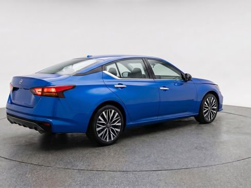 Used 2025 Nissan Altima 2.5 SV FWD image 9