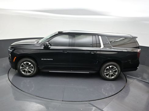 Used 2025 Chevrolet Suburban LT RWD image 18