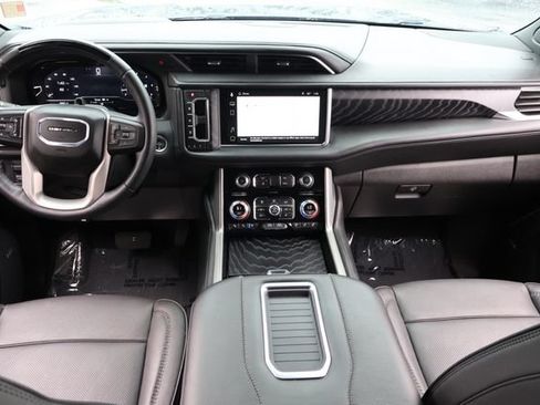 Used 2024 GMC Yukon Denali w/ Advanced Technology Package AWD/4WD image 19