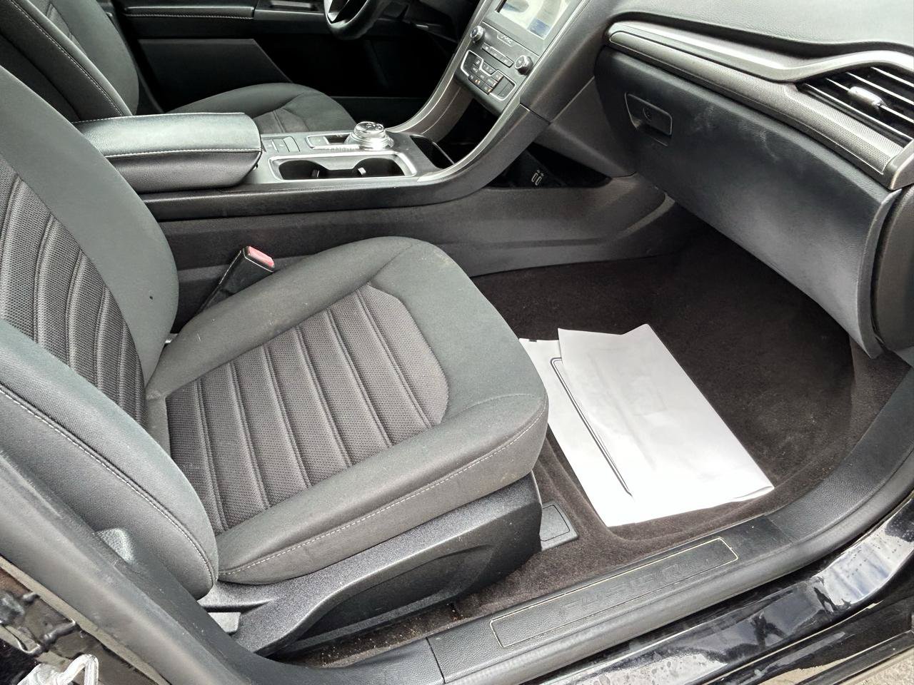 Used 2020 Ford Fusion SE FWD image 12