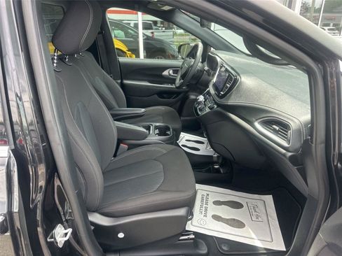 Used 2022 Chrysler Pacifica Touring FWD image 8
