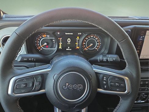 Used 2025 Jeep Wrangler Unlimited Sahara AWD/4WD image 24