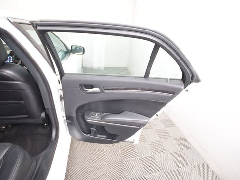 Used 2018 Chrysler 300 Limited image 13