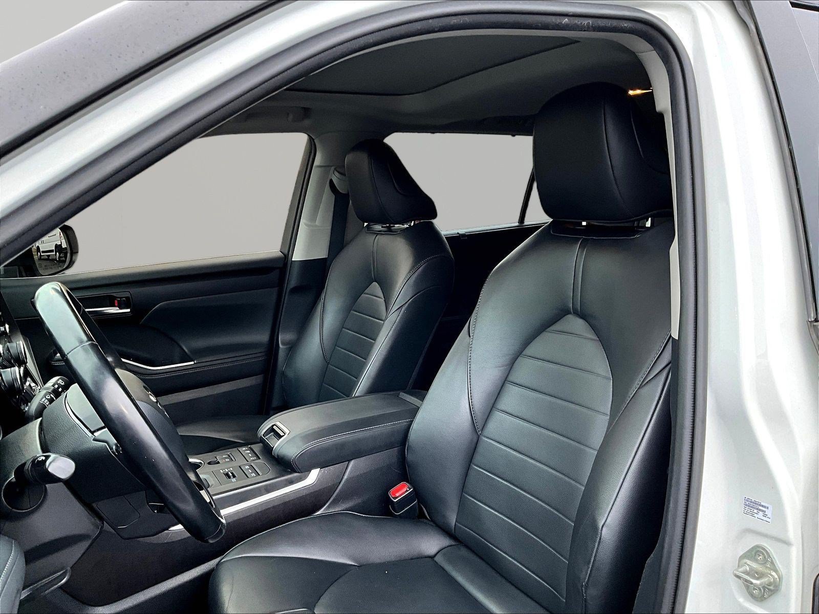Used 2020 Toyota Highlander XLE AWD/4WD image 21