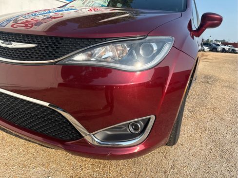 Used 2018 Chrysler Pacifica Touring-L FWD image 10