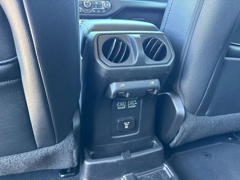 Used 2018 Jeep Wrangler Unlimited Sahara AWD/4WD image 9