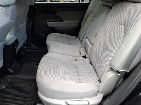 Used 2024 Toyota Highlander LE AWD/4WD image 15