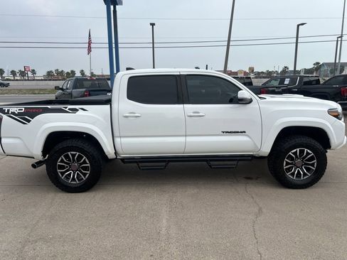 Used 2022 Toyota Tacoma TRD Sport w/ Technology Package image 7