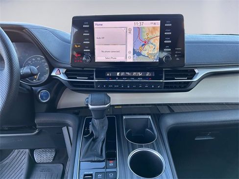 Used 2023 Toyota Sienna Limited image 11