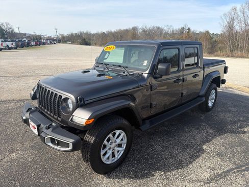 Used 2023 Jeep Gladiator Sport image 3