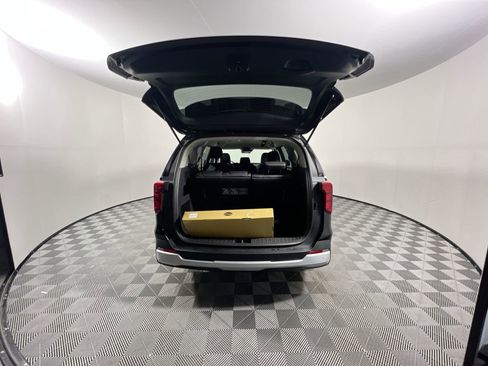 New 2026 Kia Carnival FWD image 36