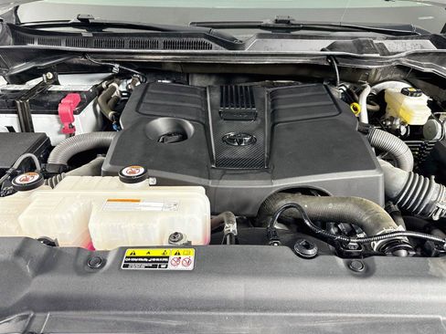 Used 2022 Toyota Tundra SR5 w/ SR5 Premium Package AWD/4WD image 29