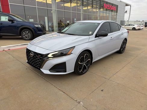 Used 2023 Nissan Altima 2.5 SR w/ SR Premium Package image 1