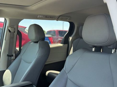 Used 2024 Toyota Sienna XLE FWD image 10