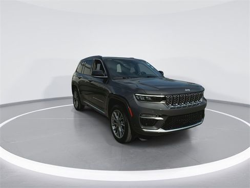 Used 2025 Jeep Grand Cherokee Summit image 3