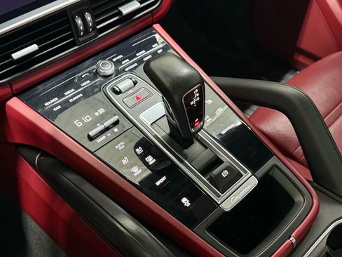 Used 2022 Porsche Cayenne Platinum Edition image 30