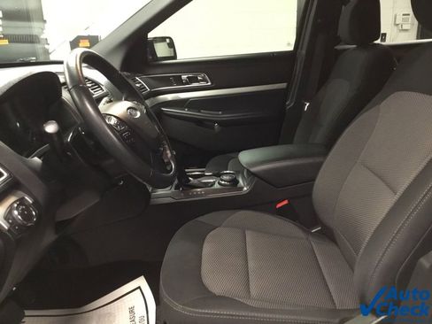Used 2017 Ford Explorer XLT image 23