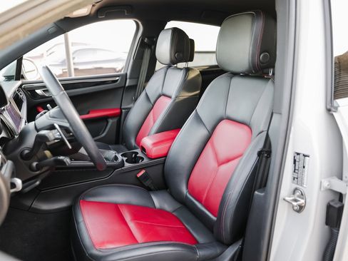 Certified 2022 Porsche Macan S image 5