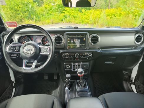 Used 2018 Jeep Wrangler Unlimited Sahara AWD/4WD image 18
