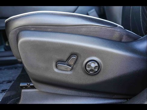 Used 2022 Chrysler Pacifica Limited w/ Uconnect Theater Family Group FWD image 23
