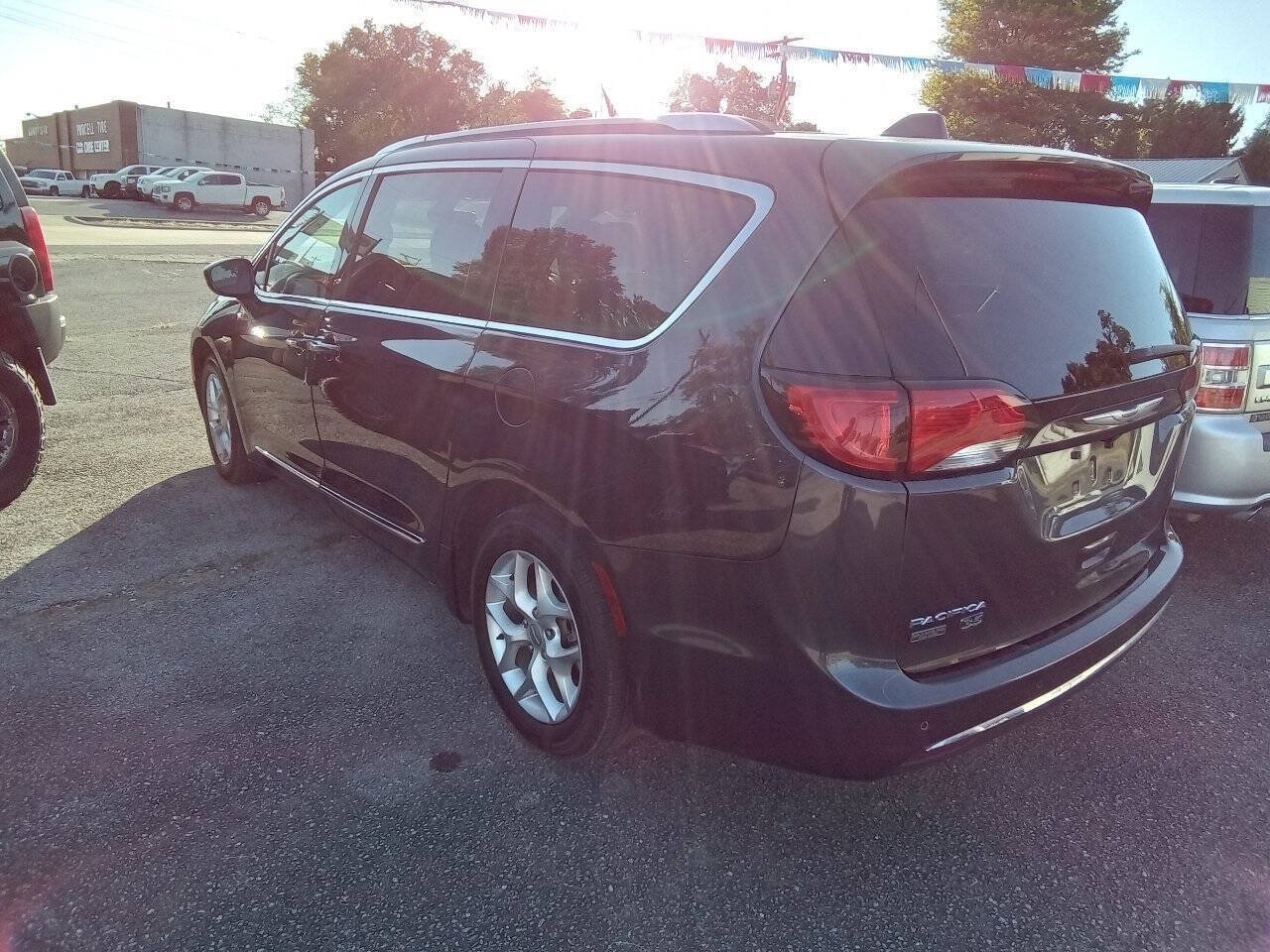 Used 2020 Chrysler Pacifica Touring-L FWD image 11