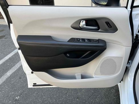 Used 2023 Chrysler Pacifica Touring-L image 81