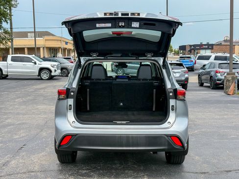 Used 2024 Toyota Highlander XLE AWD/4WD image 39