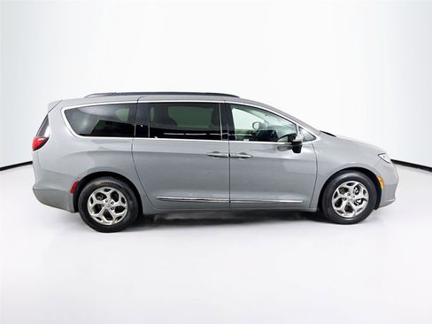 Used 2023 Chrysler Pacifica Limited FWD image 32